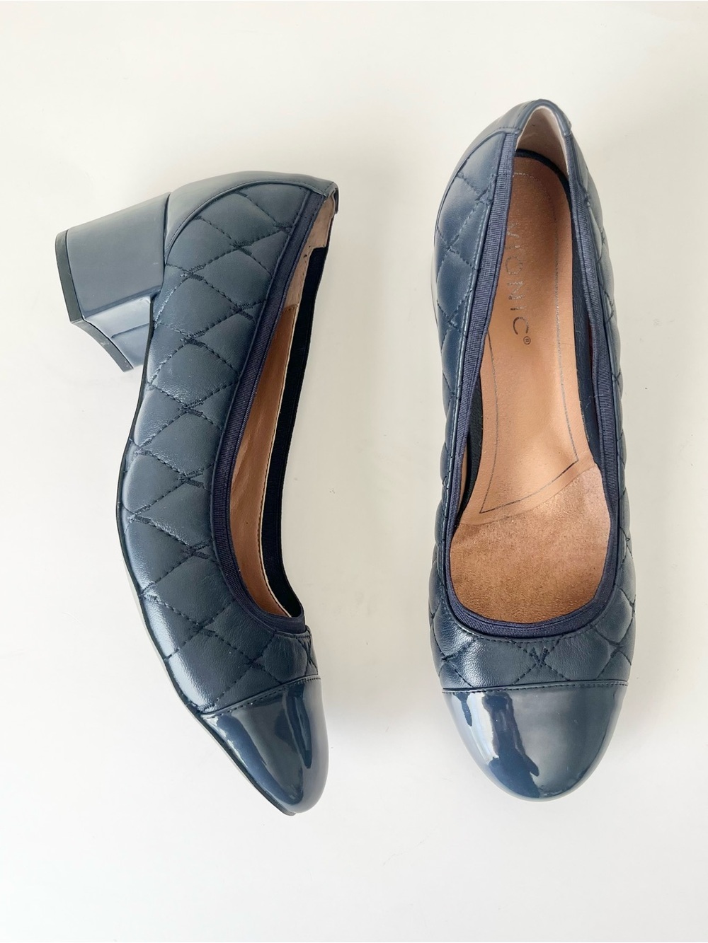 Vionic Ruby Olympia Quilted Leather 
Cap Toe Block Pump Heels Navy 9.5 NEW